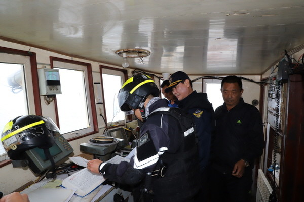 사진제공=제주지방해양경찰청, 불법조업하는 중국어선에 등선한 사진
