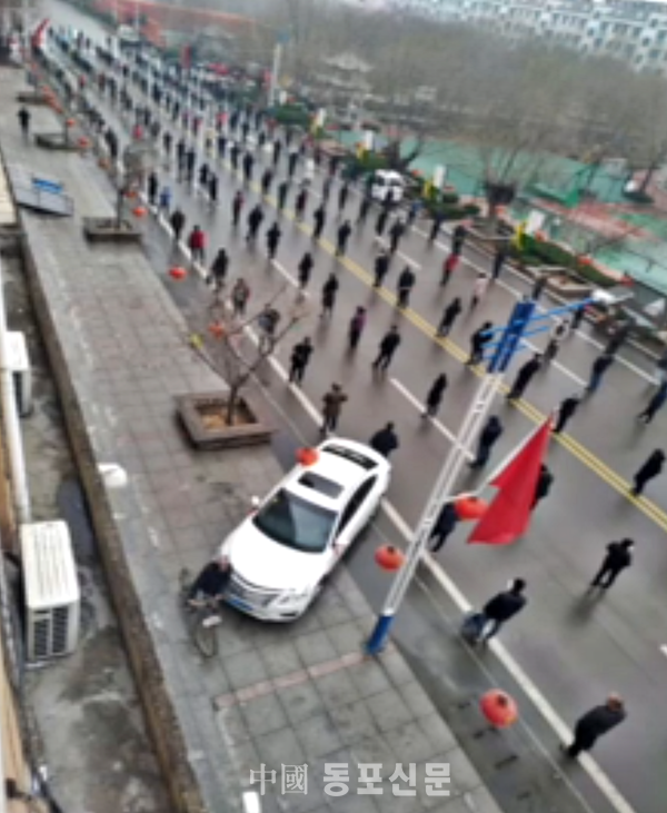 출처 중국온라인에 올라온사진 켑쳐,독자제공,  시장에 야채사러나온 중국 국민민들은 사회적 거리를 유지하고 차분하게 기다리는 사진