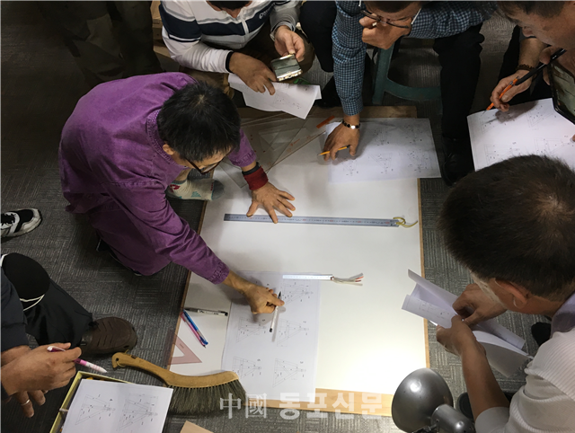 건축 학원에서 기술교육을 받고있는 중국동포