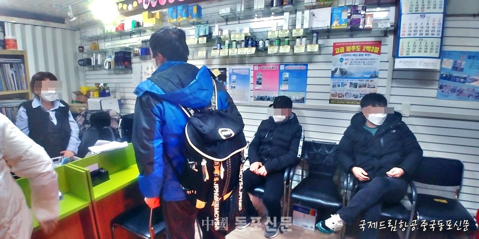 여행사에 항공편 문의 변경하는 중국동포들로 가득하다.