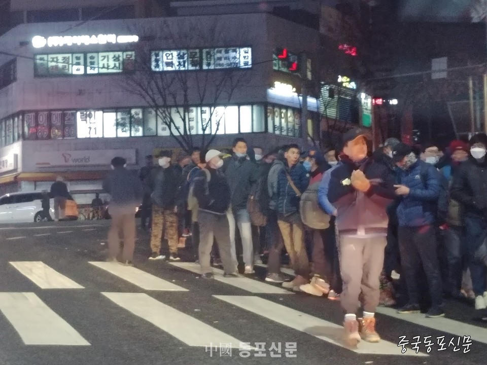 새벽 시간 일터로 가기 위해 남구로역 3번 출구 앞에 서있는 근로자는 대부분 중국동포들이다.