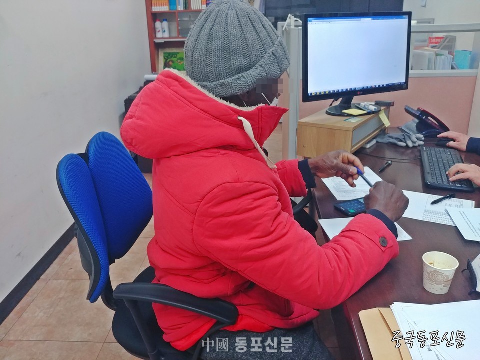 지난 겨울, 밀린 임금과 치료비 등을 받지 못한 외국인이 서투른 한국말로 임금과 병원 치료비를 받게 해달라고 상담하는 사진