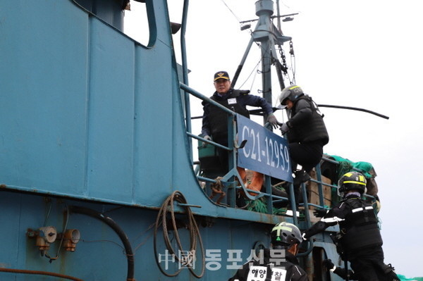 사진제공=제주지방해양경찰청, 불법조업하는 중국어선을 단속하는사진