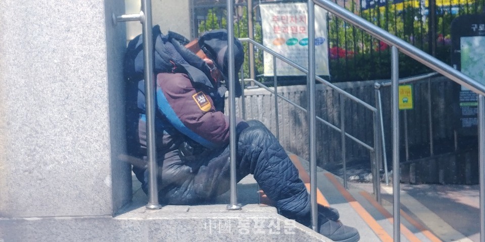 일자리도 없고 체류 연장도 못하게 되자, 일부 중국동포들은 전철역 앞에서 생활을 포기하는 중국동포들이 늘어나고 있다.