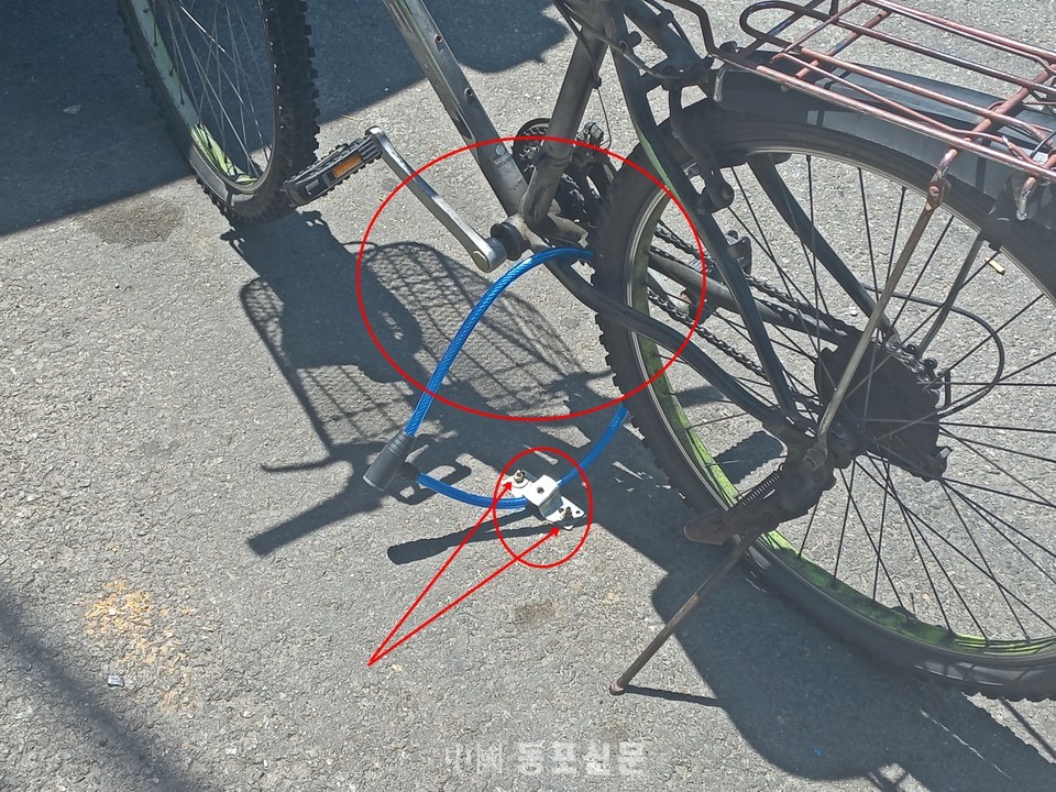 대한민국에서 있을 수 없는 사건이다.  도로를 구멍내서 앙카로 고정했다.  자전거로 주차 방해